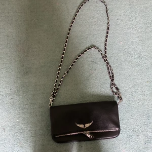 Zadig väska  - Säljer denna Zadig liknande väska köpt på en marknad i Spanien för 600kr! Den enda skilllnaden är att det inte står Zadig & Voltaire på insidan annars är det en exakt kopia! Dm för frågor! 