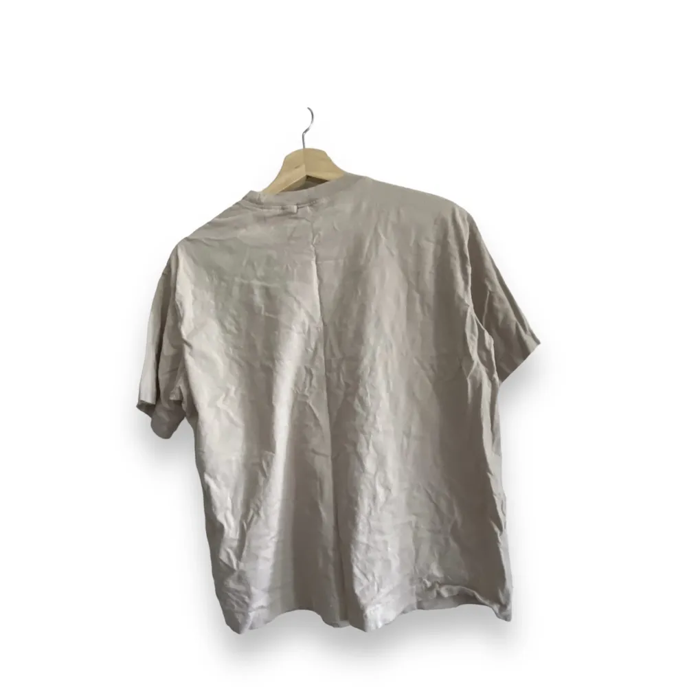 Säljer denna beiga t-Shirt från h&m i storlek S för 25kr. T-shirts.