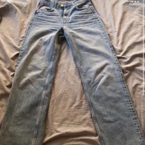 Blåa jeans från Gina Tricot  - Jeans från Gina Tricot i jättefint skick! Skriv om du har frågor:)