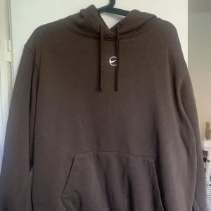 brun nike hoodie - världens finaste men blivit för liten för mig :(
