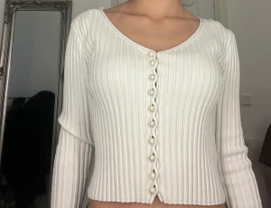 Tröja från nakd med pärlor - Fin tröja från nakd med pärlor fram. Väldigt bra skick. Storlek 36.