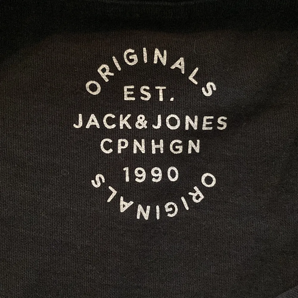 Svart t-shirt med tryck❤️‍🔥 oversized från Jack&Jones! Har varit använd några gånger men är mycket bra skick!!🩵. T-shirts.