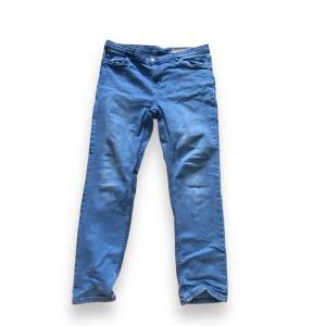 Säljer blåa jeans pga att de var stora på mig, så de är nästan helt oanvända och vid helt bra skick .