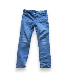 Blåa jeans  - Säljer blåa jeans pga att de var stora på mig, så de är nästan helt oanvända och vid helt bra skick .