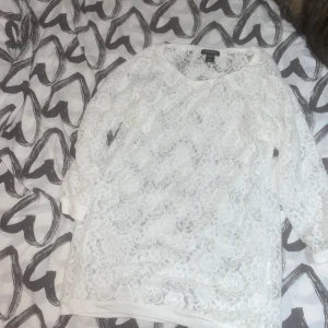 Tröja - En slags tunn tröja med 3 kvarts ärmar. Haft den ett tag men har nt använt den typ. 