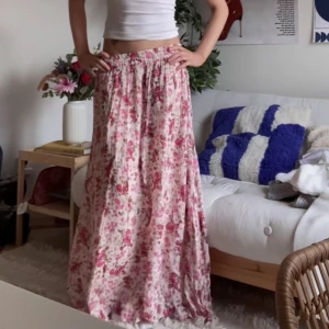 Långkjol från Zara  - Såååå söt långkjol från zara, storlek M men jag har XS-S och den passar bra 💞 väldigt stretchig så passar nog de flesta, jag är 170 :)