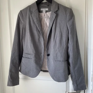 Kavaj  - Kavaj i jättebra skick har bara använt två gånger.