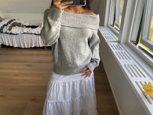 Stickad tröja - Stickad off-shoulder tröja i grå i storleken XS från H&M