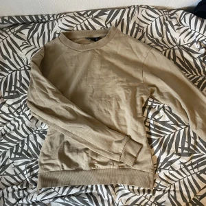 Tjocktröja - beige tjocktröja som jag aldrig har fått användning av, därav är den i extremt bra skick. 