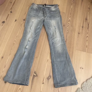 Bootcut jeans  - Supersnygga jeans midrise och bootcut med snygg tvätt och flätat mönster! Storleken gör att de sitter mer lågmidjat!