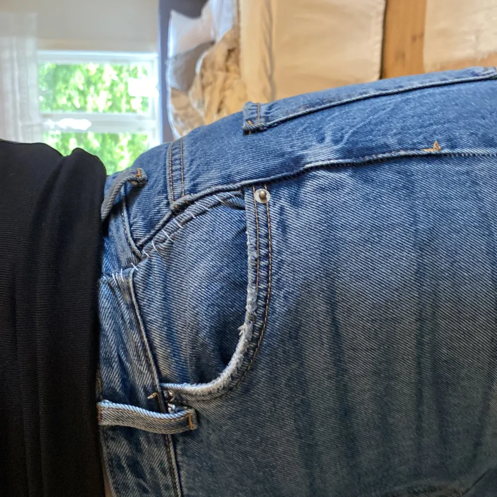 Jätte sköna jeans som inte passar mig längre. Insydda vid midjan så det ska forma kroppen mer, syns dock bara på nära håll. Köpte för 299kr. Skriv för mer bilder💕. Jeans & Byxor.