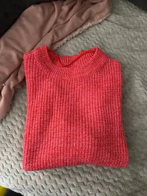 En söt stickad tröja i rosa rött garn! Det står att den är i storlek M men skulle säga att den är liten k storleken!