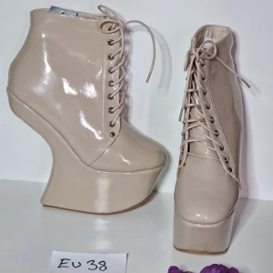 Heel-less boots i lack strl 38 - Heel-less boots i beige lack Klackhöjd ca 16 cm Platå ca 6,5 cm Helt nya och oanvända med mindre skador som repor och fläckar kan förekomma.