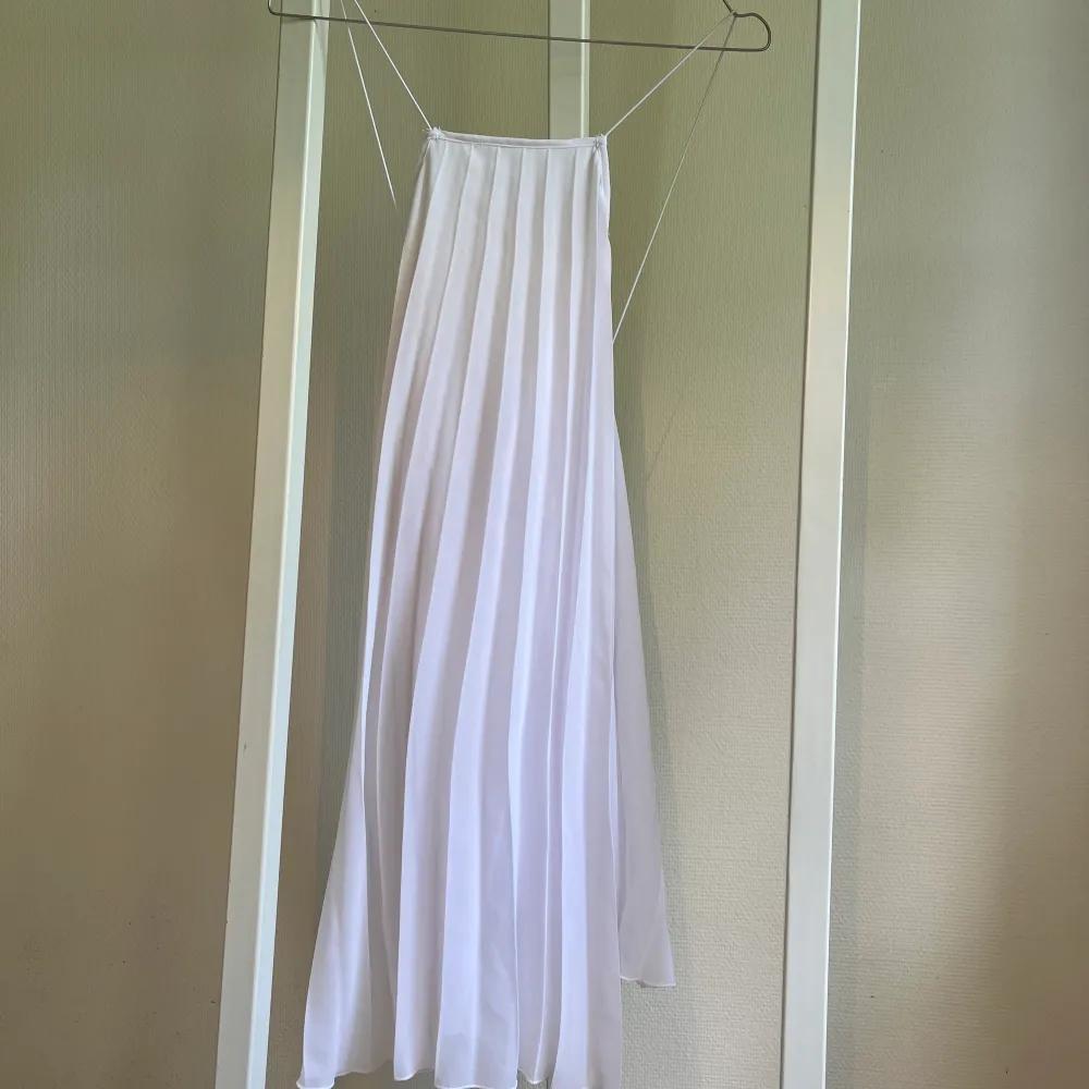 Säljer en vit klänning från NA-KD i storlek 36, aldrig använd💕. Klänningar.