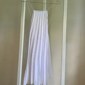 Säljer en vit klänning från NA-KD i storlek 36, aldrig använd💕