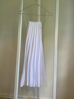 Vit söt klänning  - Säljer en vit klänning från NA-KD i storlek 36, aldrig använd💕