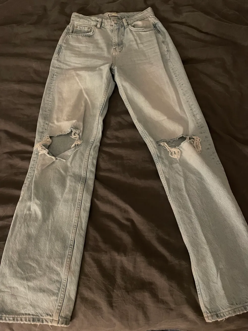Ljusblå jeans, köpta från gina tricot för 499kr, Ganska använda men ändå väldigt bra skick och inga tydliga skador:) Skriv gärna för fler frågor. Jeans & Byxor.
