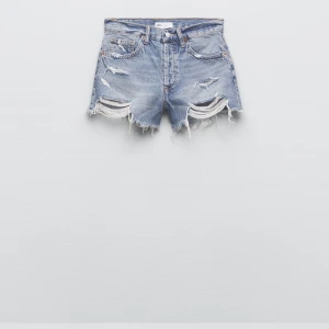 Jeans shorts  - Säljer dessa nya jeans shorts från zara i storlek 32. Endast använda 1 gång 