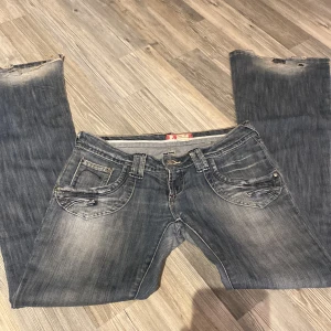 Vintage jeans - Vintage Low Rise jeans i strl 27. Slitna men det ger dom en vibe. Fit chiq. Ej returer.