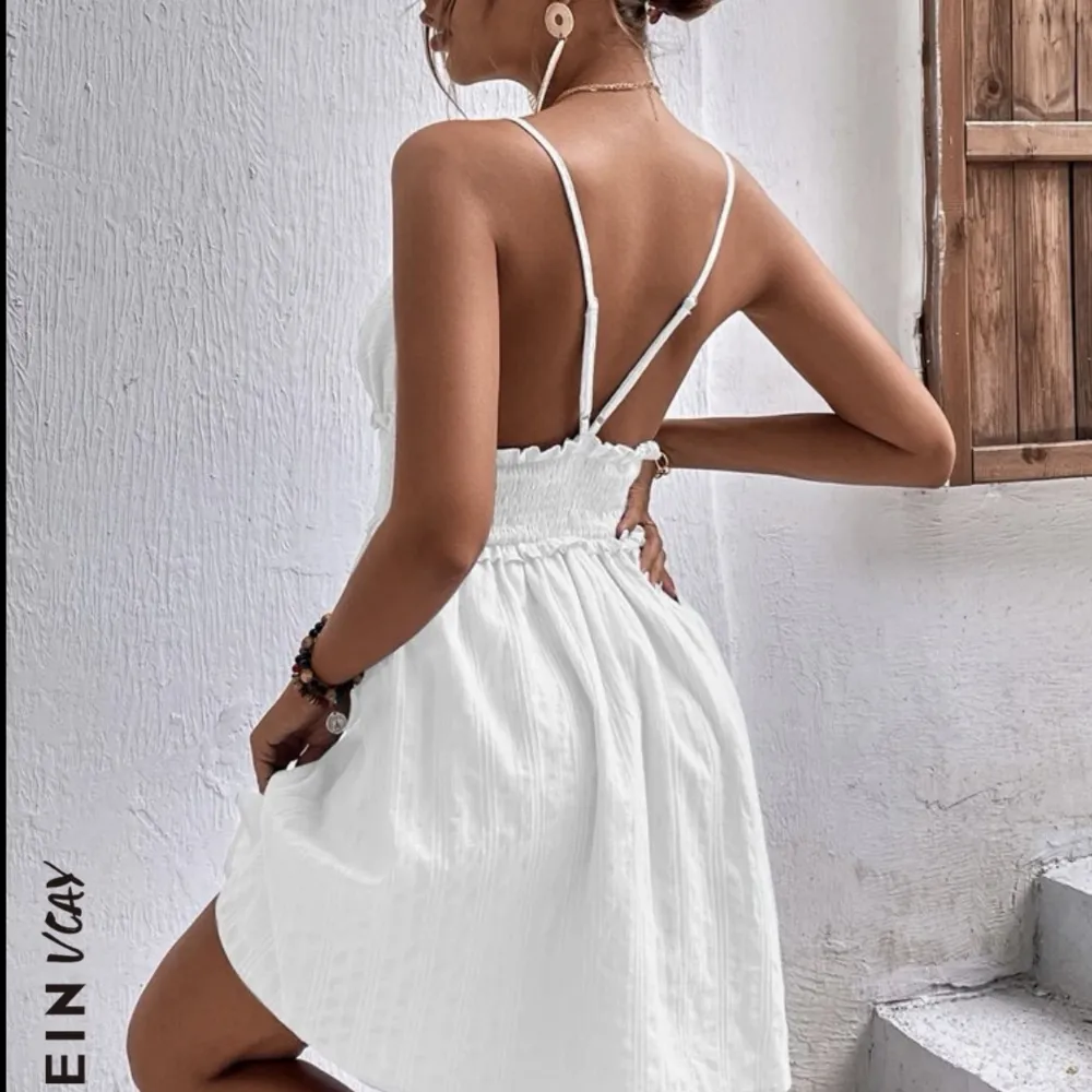 Säljer denna vita klänning. Den är helt oanvänd. Skriv för fler bilder och vid intresse.🩷. Klänningar.