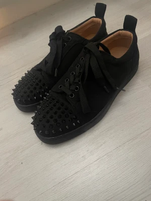 Louboutin skor  - Äkta Louboutin skor i stl 39. Köpte dom för 2 veckor sen men dom e tyvärr för stora. Nypris 9200kr, säljer dom för 3000 kr. Fint skick, bara provade. Pris kan diskuteras 