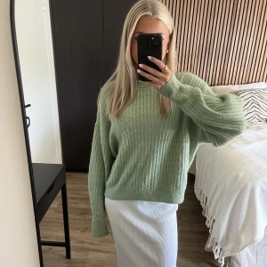 Grön stickad tröja - En stickad tröja från hm i en grön fin färg☺️ superfin nu i sommar