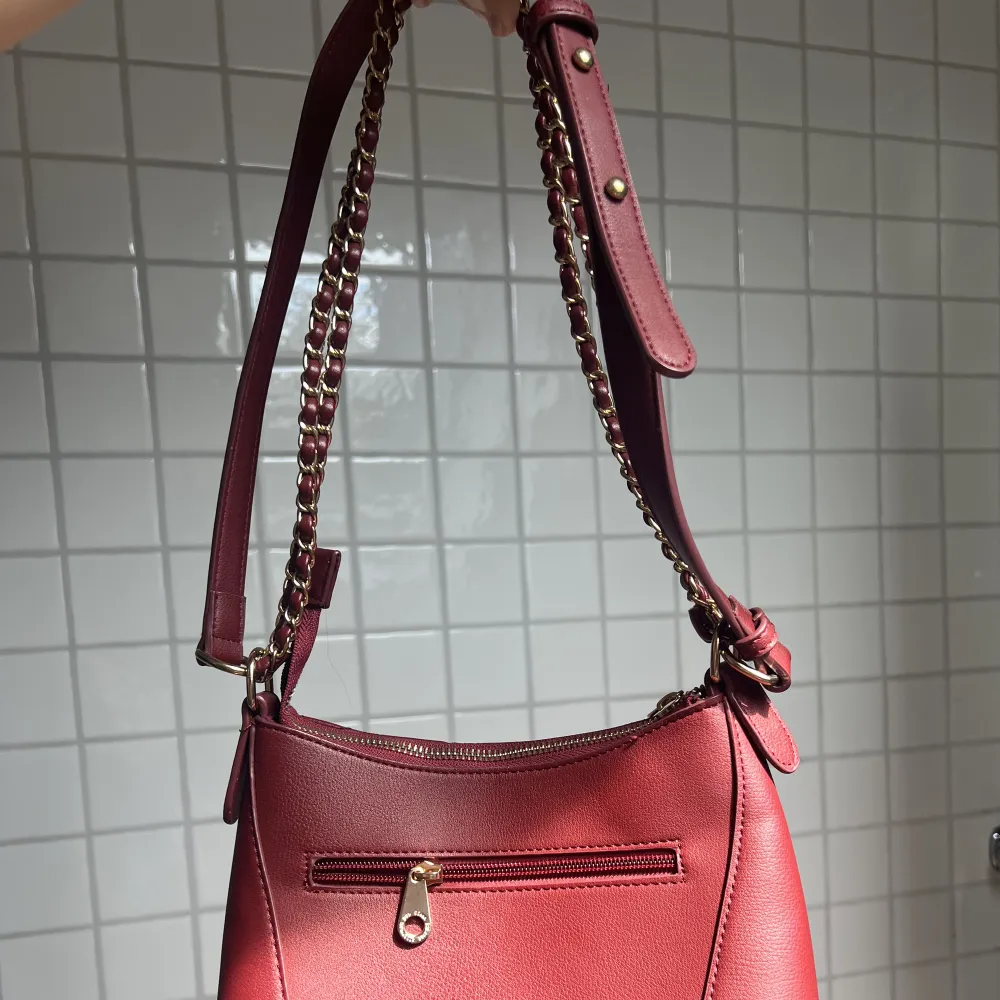 Helt oanvänd Don Donna handväska i röd. 💝. Väskor.