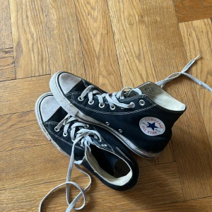 Converse  - Svarta vanliga Converse storlek 38. Köp direkt i appen för 150kr