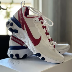 Nike custom swoosh - Nike by you strl 41  Oanvända  Står ett litet ”15” på tungan annars inget som sticker ut.  Strl 42 men passar mer 41