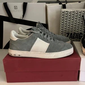 Valentino FlyCrew - Ljusblåa Valentino FlyCrew i mocka. Nyinköpta och säljs nu i nyskick! Storlek 41-42 ✔️DUSTBAG inkl ÄKTHETSBEVIS INGÅR✔️