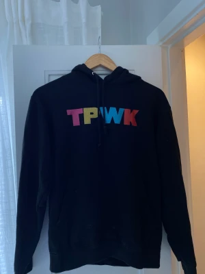 Hoodie  - Säljer min Harry styles hoodie då den inte passar längre! Den är i ett superfint skick, nyköpt för 700kr jag säljer för 450! 🩷 Den passar s🤭