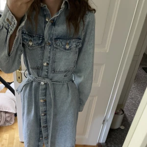 Jeansklänning - Fin jeans klänning från Ginatricot. Så fint skick och sparsamt använd!🩷