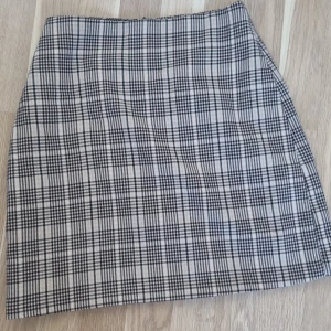 rutig kjol - snygg rutig kjol från amisu storlek 36