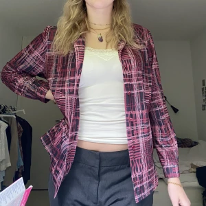 Mönstrad skjorta - Så cool mönstrad skjorta i bra skick. Passar 36-42 beroende på hur man vill att den ska sitta. Snygg som både overshirt och vanlig skjorta