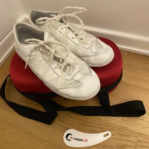 Cheerleading skor Nfinity  - Säljer eftersom jag slutade på cheerleading för ett tag sen, endast använda under en kort period. Kommer med Nfinity skolväska och litet skohorn. Passar bra för bas. Nypris 1000kr+