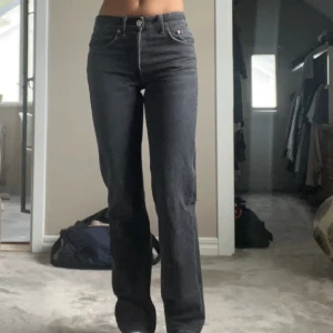 Jeans zara - Säljer båda mina zara jeans då det inte har kommit till användning på länge, båda är i fint skick. Säljs inte längre på zara. Båda i storlek 36. 100 kr styck och båda för 200! Skriv för fler bilder.
