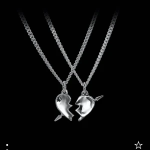 Maria Nilsdotter halsband - Övre pilen endast, nyskick, skriv privat för fler bilder💕💕