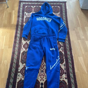 Hoodrich - Säljer mitt Hoodrich sätt för använder den aldrig  Skick 10/10 har inga fläckar eller hål  Köpte den för 1 år sen har har inte använt den mycket för gillade bara inte den så mycket  Priset kan diskuteras 