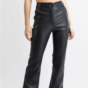 Skinnbyxor  - Säljer nu mina älskade Madlady skinnbyxor. De är i super fint skick i stolek XS. De är i medel längd men passar för både de som är längre och kortare 