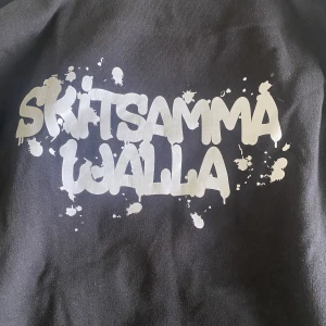 MFB HOODIE - Säljer min mfb hoodie då den inte passar mig längre. Endast använd 3-6 gånger och är i väldigt gott skick. Är i storlek M, sitter inte tajt då den är lite oversize✨Fri frakt inom stockholm. 