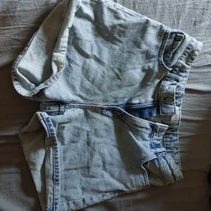 Jeansshorts - Jeansshorts. Säljer bara för att de inte passar mig längre. Inte slitna men har använts. 