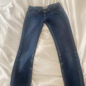 Snygga Lågmidjade jeans från Lee, står inte storlek men skulle säga 32 