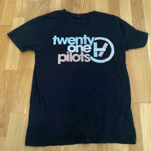 Twenty One Pilots Vintage T-Shirt, säljer pga har ingen användning längre, trycker är lite borttvättat, men ser bra ut, skriv privat om du har frågor 💕