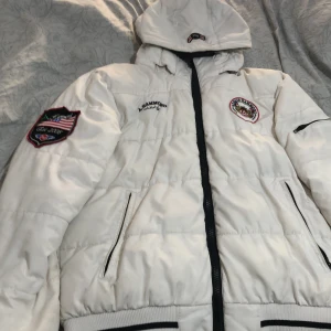  Vit A.Hammond Jacka  - En vit A.Hammond 