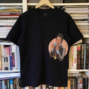 Y3, Yohji Yamamoto 2004 ”Heroes” T-shirt - En najs tröja från tidiga åren av Yohji Yamamotos samarbete med adidas, Y-3.  Printet är crackat, annars i gott skick  Storlek S passar som en M