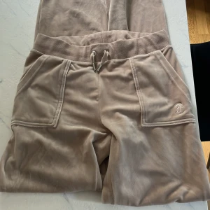 juciy byxor  - köpt för 1300, för ungefär 6 månader sen men använt en gång, skulle säga att dom är väldigt ljus ljus rosa, mer bilder privat:)