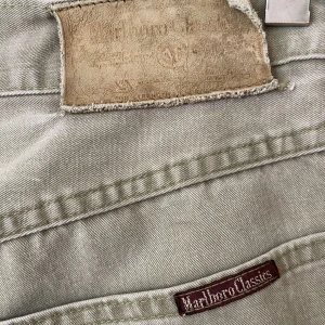 Marlboro Classic vintage byxor - 100% bomull. Olivgröna. 30-31 i midja och 32 på längd. Rak passform.
