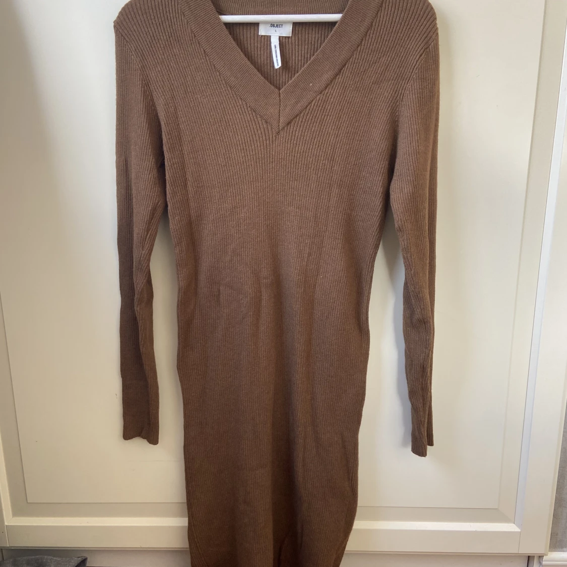 Brun stickad klänning