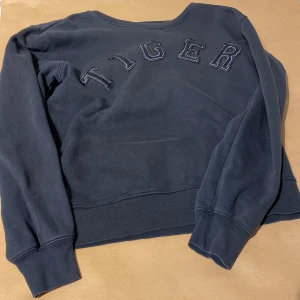 Tiger of sweden hoodie  - Skön hoodie och bra pris vid snabb affär . Org 899kr 