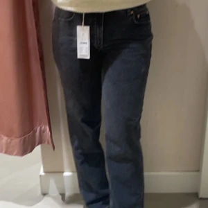 lågmidjade jeans - Lågmidjade straight jeans från Gina i fint skick! 